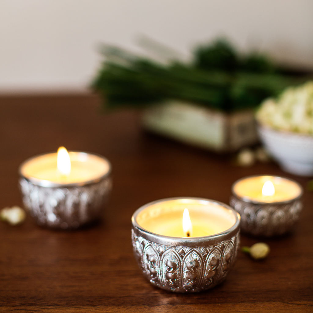 Best shopping Siem Reap Blessing Bowl Candle with soy wax and essential oils handmade in Siem Reap Cambodia. Best gifts in Cambodia, perfect gift for Christmas, best brand , silver alms bowls, natural candle free shipping